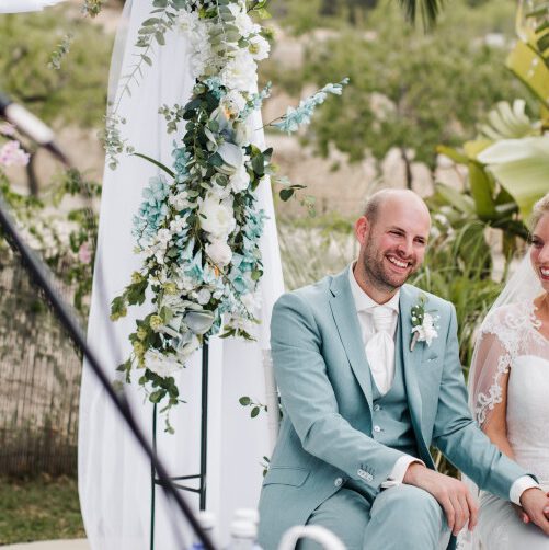 Belooft u getrouw is een trouwambtenaar die het ceremoniële gedeelte voor haar rekening neemt