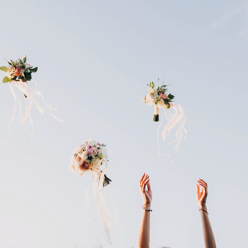 Trouwboeket gooien nadat een trouwambtenaar jullie huwelijk heeft voltrokken