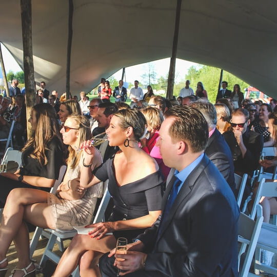 Trouwambtenaar met persoonlijk contact.